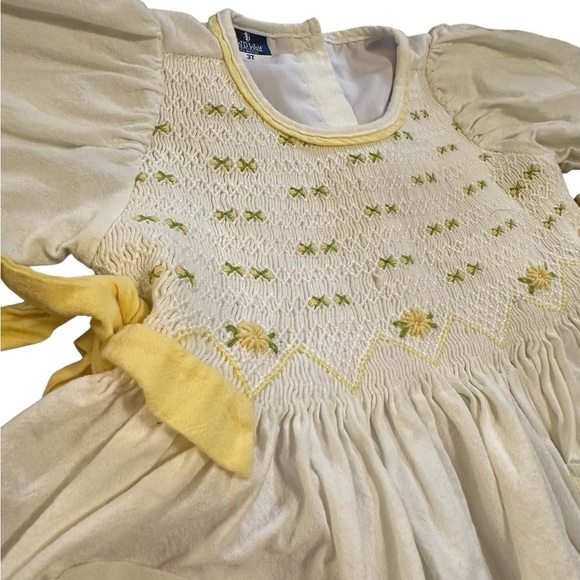 WELL DRESSED WOLF 3T Smocked dress, Yellow & White. Puff Sleeve, Pockets, Bows! - Picture 3 of 10
